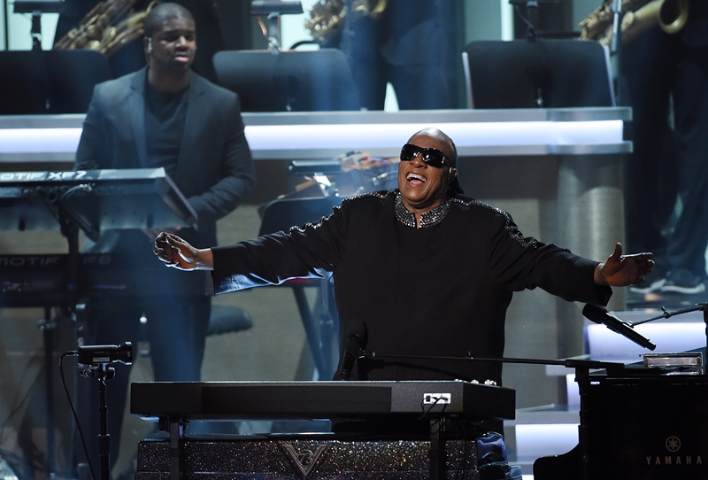 Cantor durante o show The Grammys' Songs in the Key of Life – An All-Star Salute to Stevie Wonder