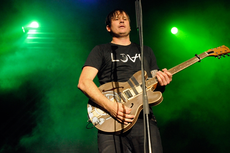 Ex-vocalista e guitarrista do Blink 182 durante show em 2009