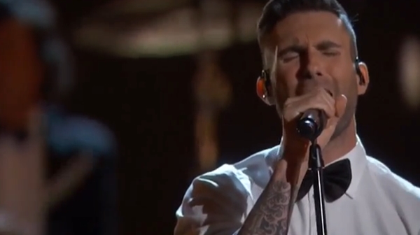 Adam Levine à frente do Maroon 5, em performance no Oscar 2015