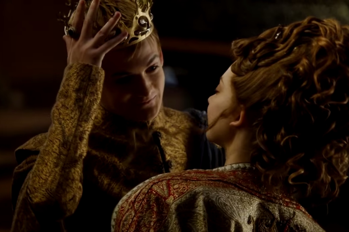 Beijo constrangedor de Jack Gleeson e Natalie Dormer (ou Joffrey Baratheon e Margaery Tyrell) em vídeo de bastidores de Game of Thrones
