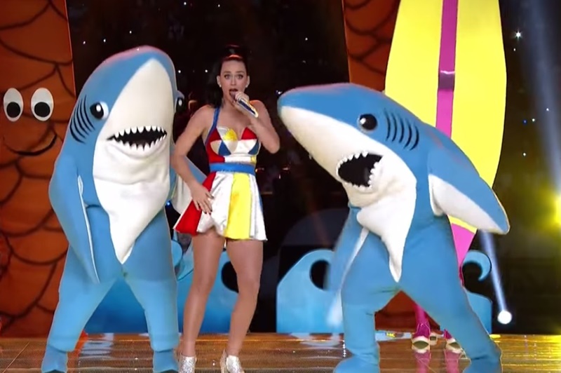 Cantora e o popular Left Shark durante apresentação no Super Bowl