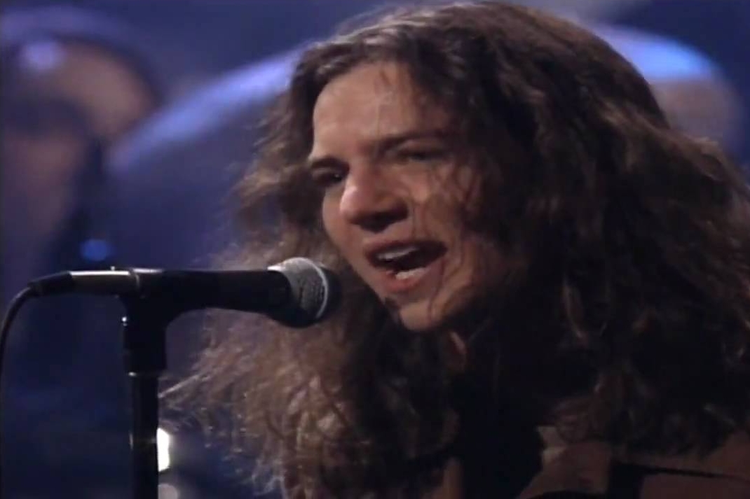 Eddie Vedder cantando "Black", no MTV Unplugged do Pearl Jam