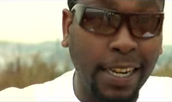 Rapper sul-africano no clipe de Isbhamu somdoko