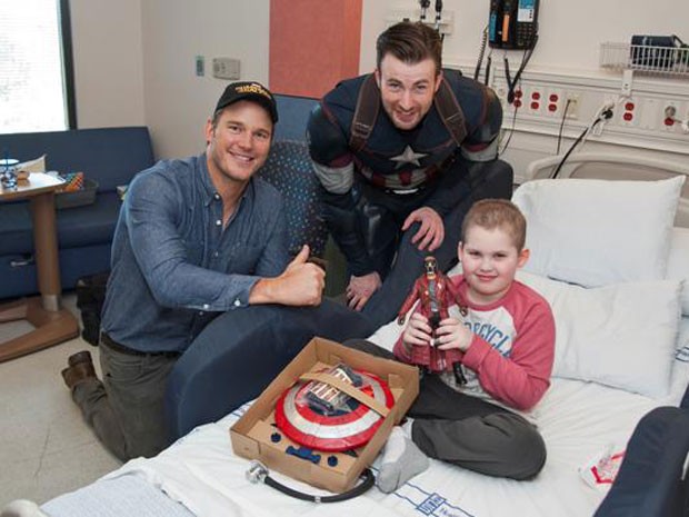 Acompanhado de Chris Pratt, o Chris Evans foi ao Seattle Children's, que também funciona como um centro de pesquisas