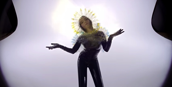 Cantora no clipe de "Lionsong"