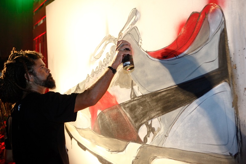 Artista Kaja Man grafita imagem XT2 Plus durante evento de lançamento