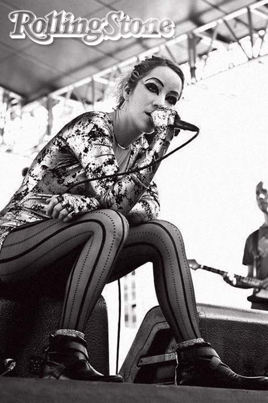 Livro reúne textos, poemas, desenhos e desabafos de Karina Buhr