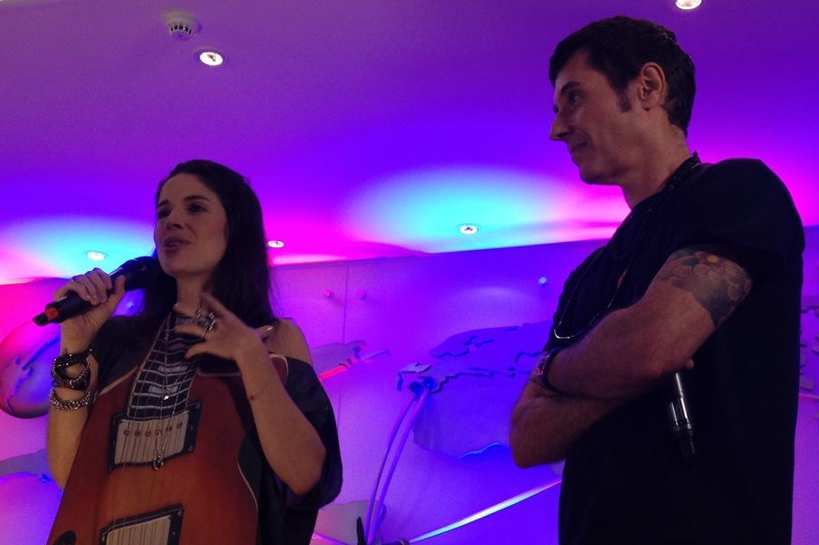 Roberta Medina, vice-presidente do Rock in Rio, e Dinho Ouro Preto