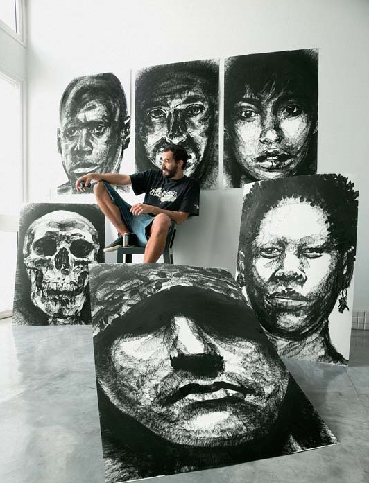 Retratos  “Eu estou sempre criando e posso dizer que o meu trabalho é um ciclo. Tem começo, meio e fi m, mas nunca é encerrado. Gosto de retomar alguns projetos e isso não me impede de trabalhar em outras coisas.”