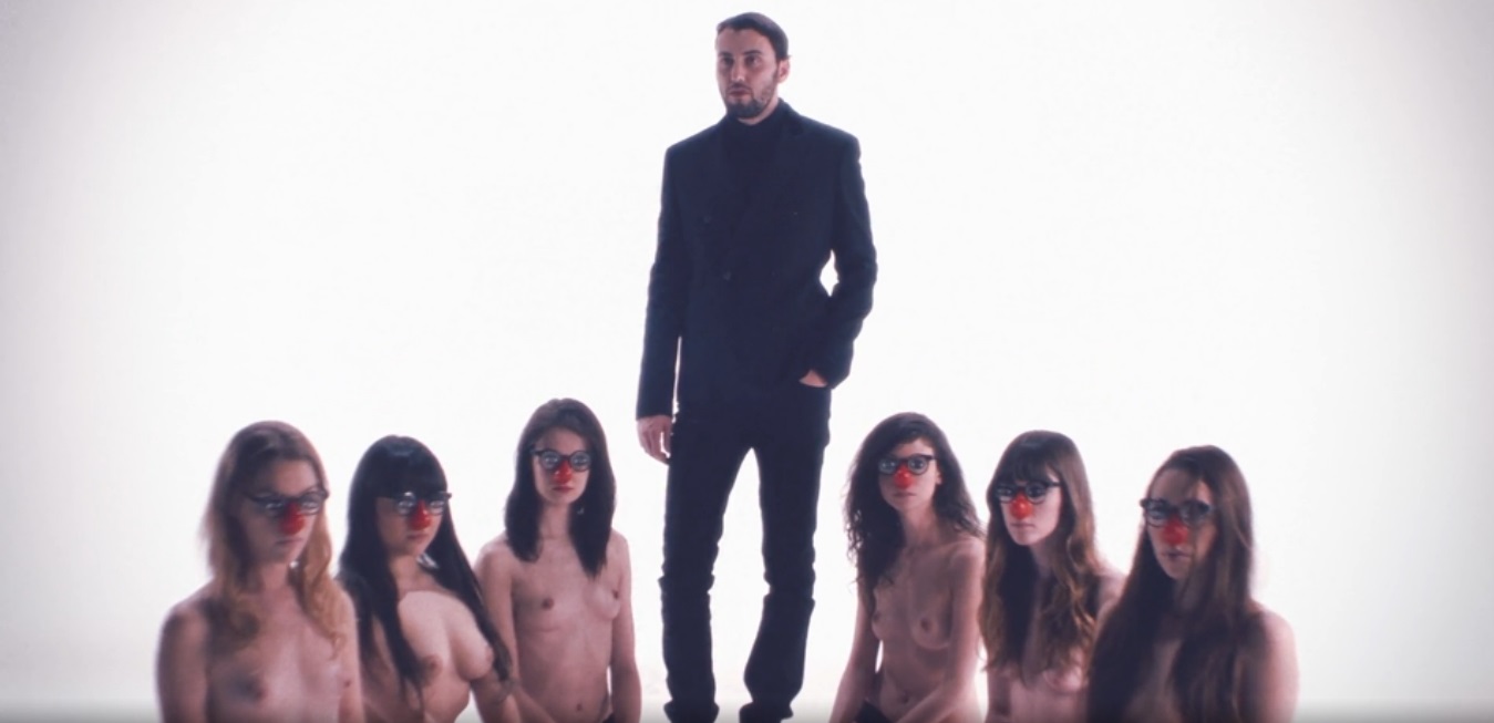 Baixista do Mini Mansions e do Queens Of The Stone Age no clipe de "Vertigo"