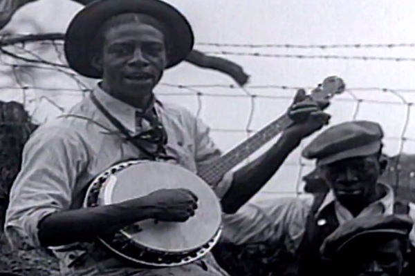 Cena do trailer do filme produzido por Jack White, Robert Redford e T Bone Burnett