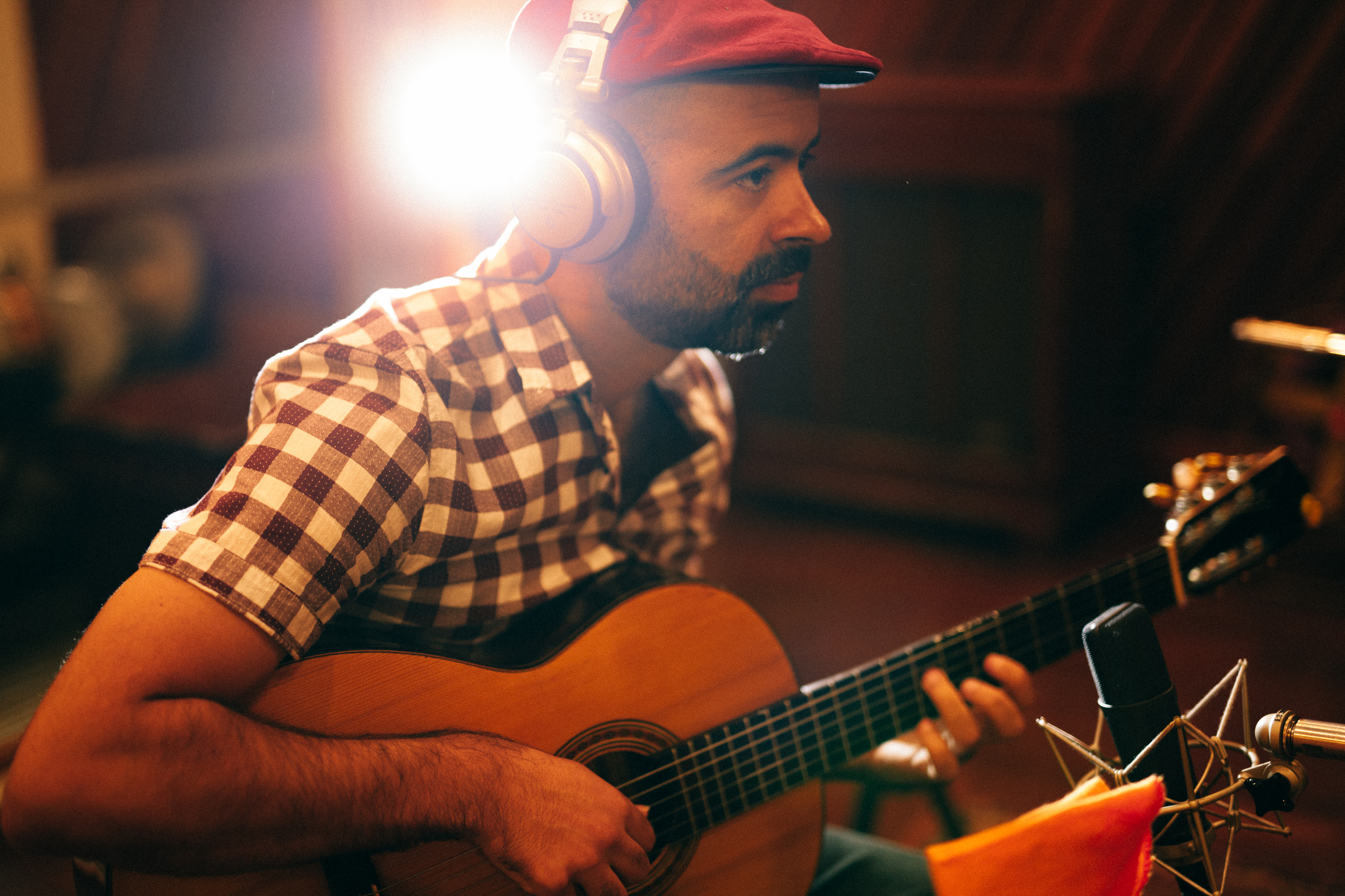 O músico Rodrigo Campos grava novo disco