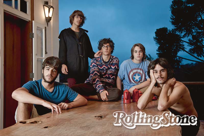 Fora da Asa  (A partir da esq.) Deco Almeida, Lucas Nunes, Tom Veloso, Miguima e José Ibarra