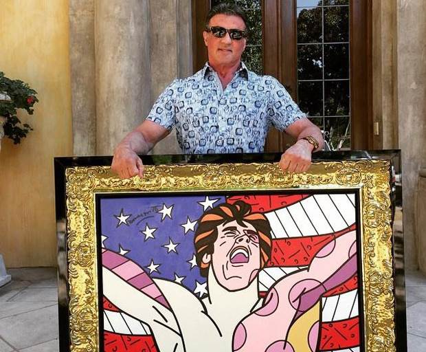 Sylvester Stallone ganha retrato pintado pelo artista brasileiro Romero Britto
