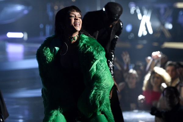 Cantora em show em Los Angeles, em 29 de março de 2015