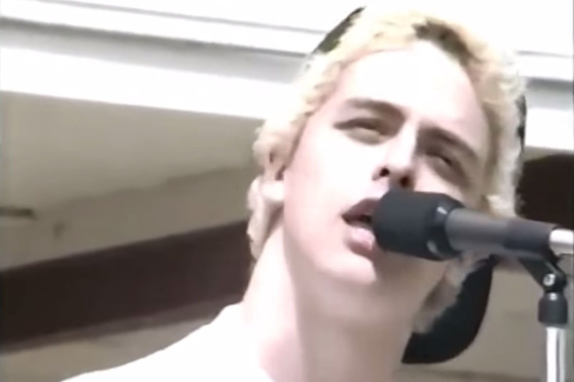 Billie Joe Armstrong em vídeo raro do Green Day tocando em escola na Califórnia, em 1990