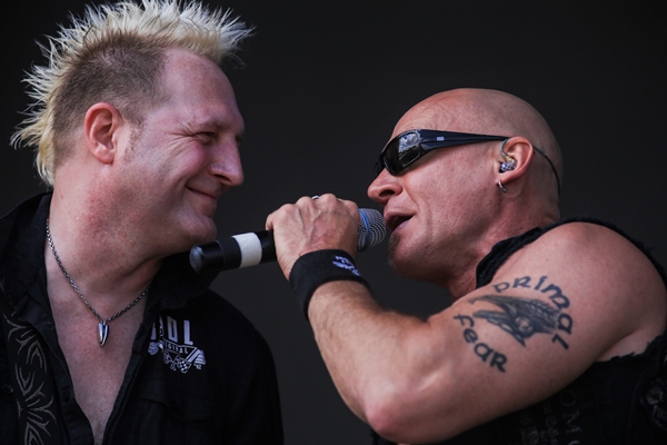 Com o baterista brasileiro Aquiles Priester, o Primal Fear tocou sob sol quente no Monsters Of Rock 2015. O desempenho do vocalista Ralf Scheepers deixou o público boquiaberto.