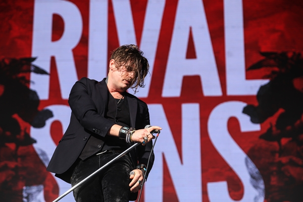 Rival Sons faz show animado no Monsters of Rock 2015.