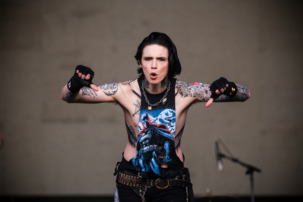 Sob vaias no Monsters of Rock 2015, o Black Veil Brides chegou a deixar o palco, mas voltou e terminou apresentação que durou cerca de 40 minutos.