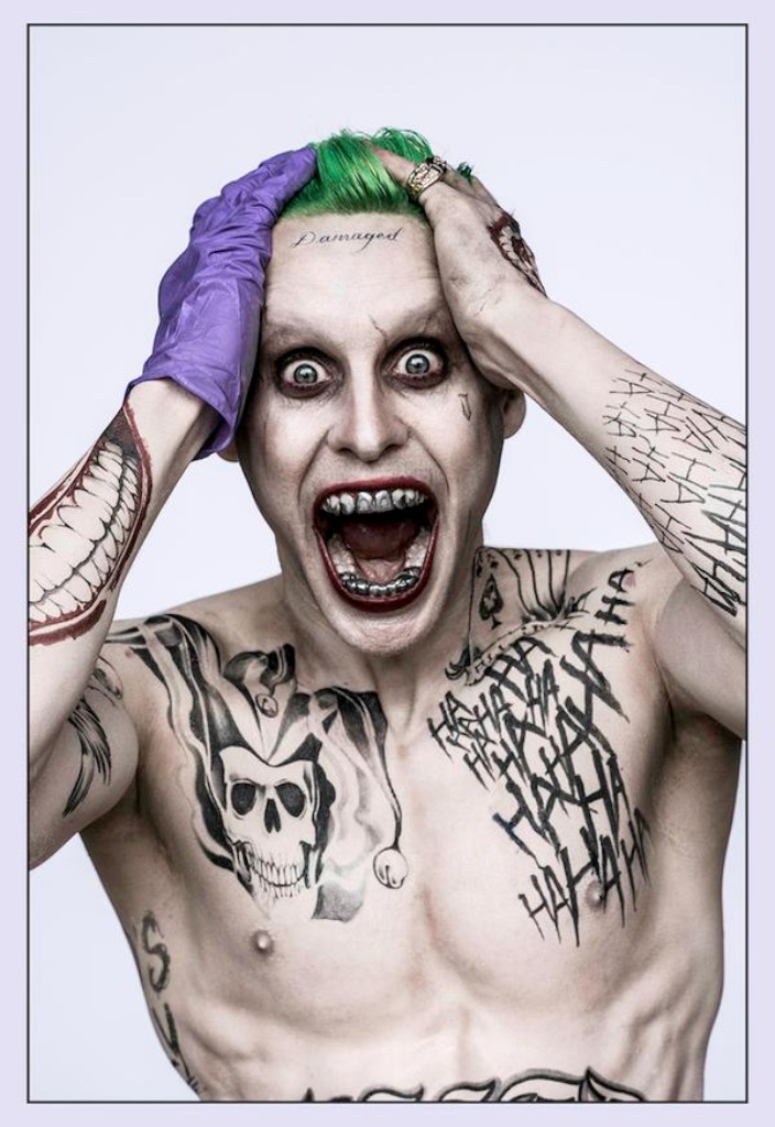 Na última sexta, 24, o diretor David Ayer divulgou no Twitter a primeira imagem oficial de Jared Leto no papel de Coringa. A transformação do ator será vista no filme Esquadrão Suicida.
