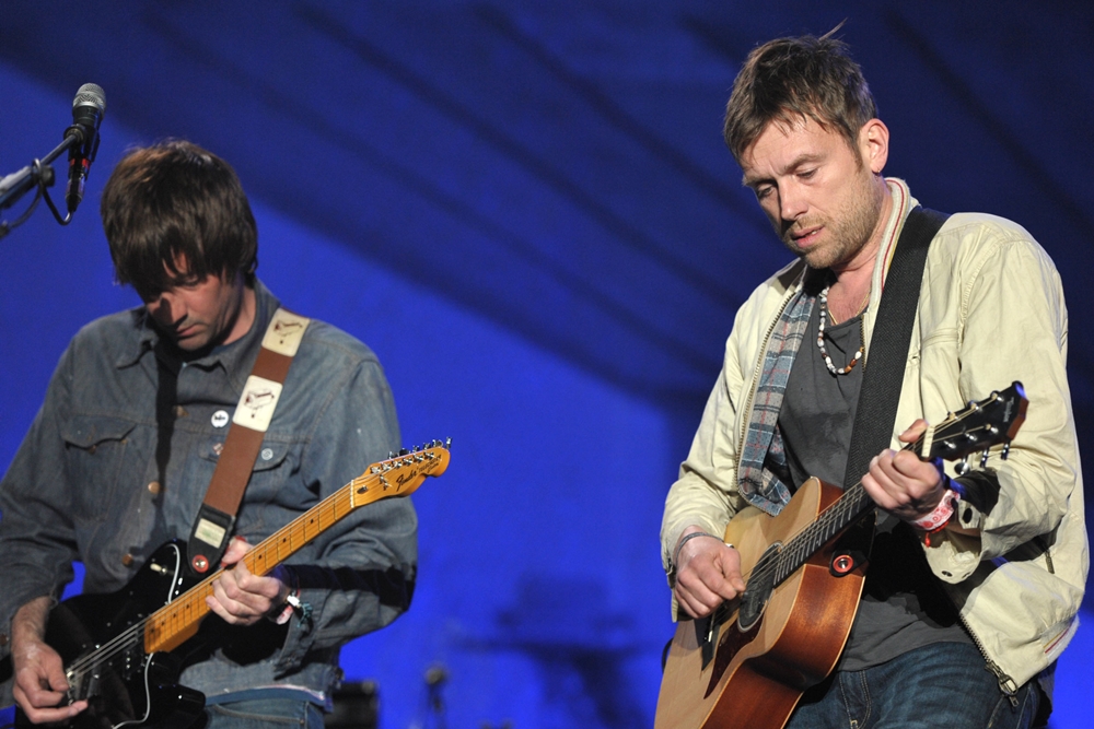 Graham Coxon e Damon Albarn, do Blur, durante performance ao vivo