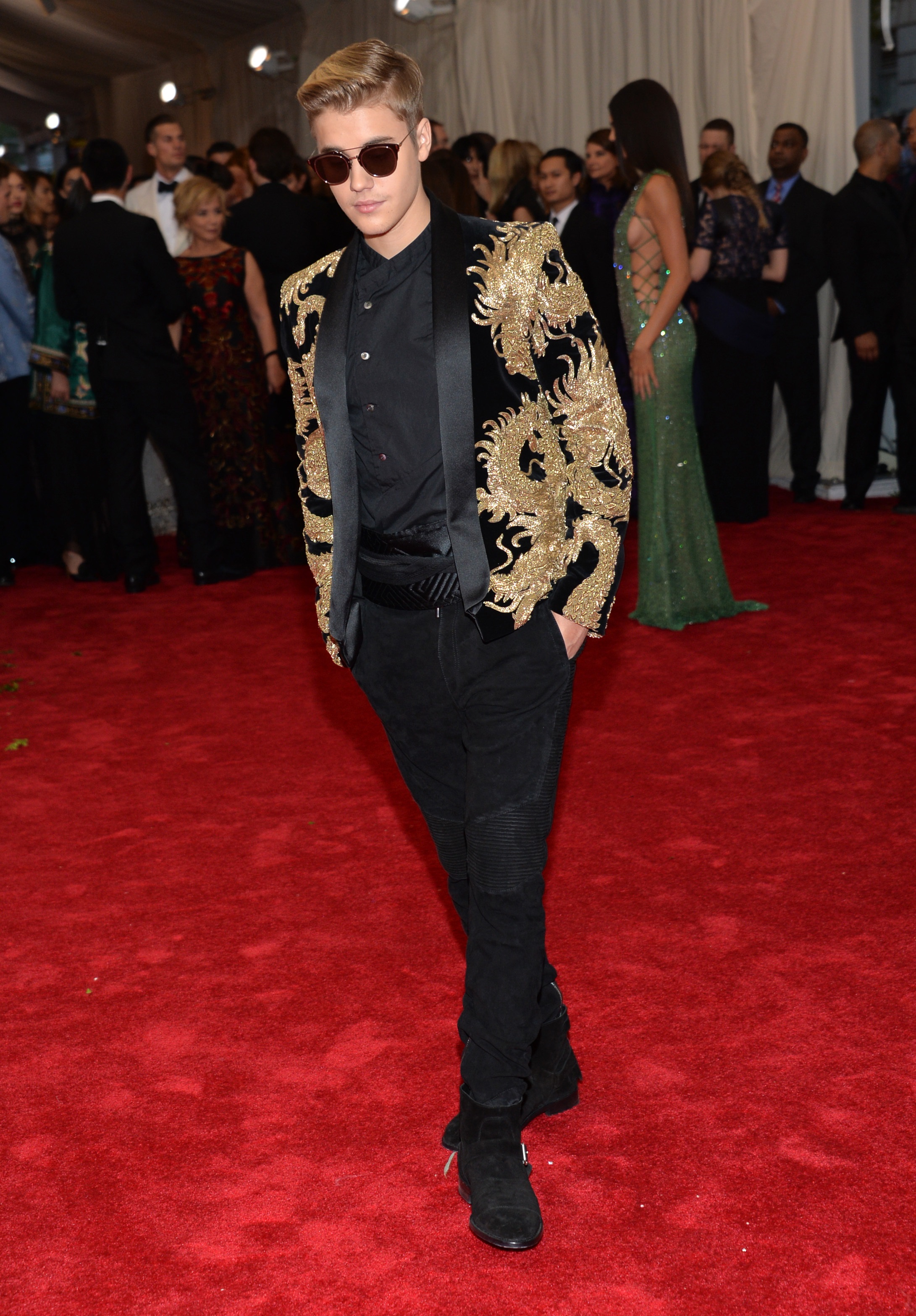 Justin Bieber misturou dragões dourados com preto e foi de Balmain ao Met Gala 2015.