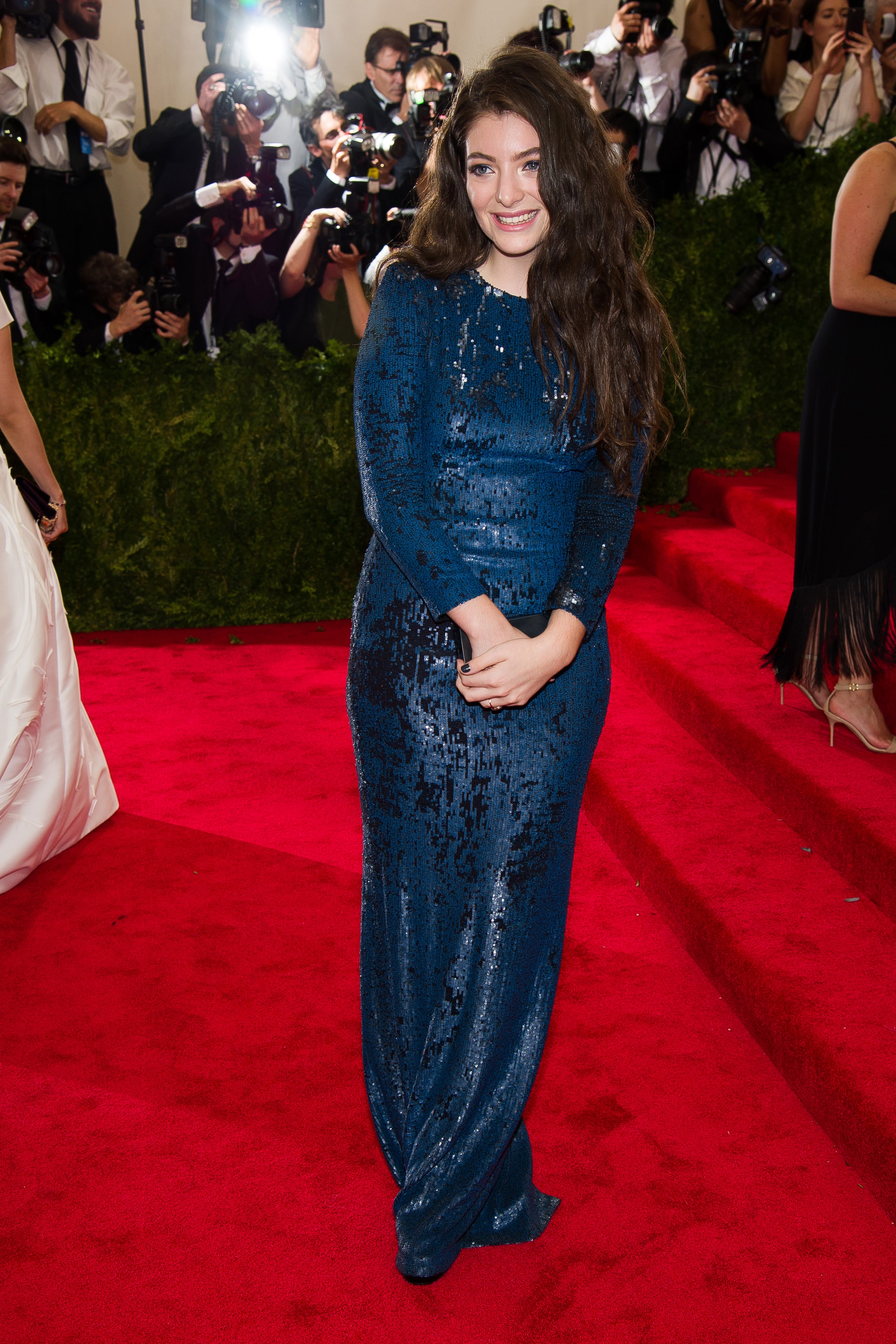 A jovem cantora Lorde compareceu em comportado traje da Calvin Klein.