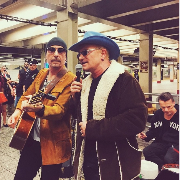 U2 em apresentação acústica surpresa em metrô de Nova York