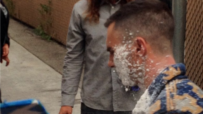 Adam Levine ao ser atacado por uma bomba de açúcar.