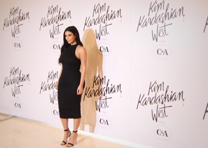 Kim Kardashian durante entrevista coletiva em São Paulo.