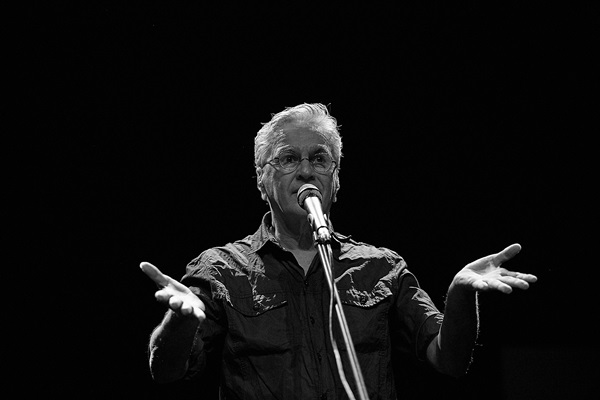 Caetano Veloso no festival alternativo Bananada, com seu Abraçaço