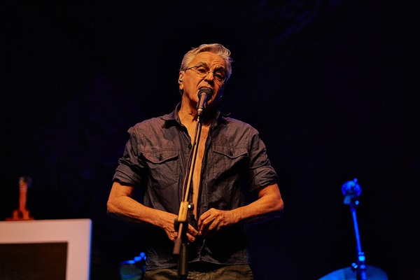 Caetano Veloso invade a madrugada e encanta plateia alternativa do festival Bananada com seu Abraçaço.