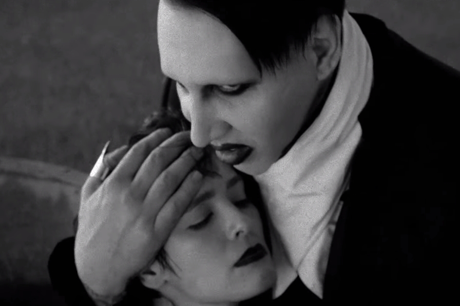 Marilyn Manson em cena do clipe “The Mephistopheles of Los Angeles”
