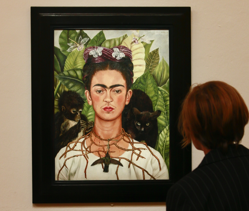 Exposição com quadro da pintora mexicana Frida Kahlo