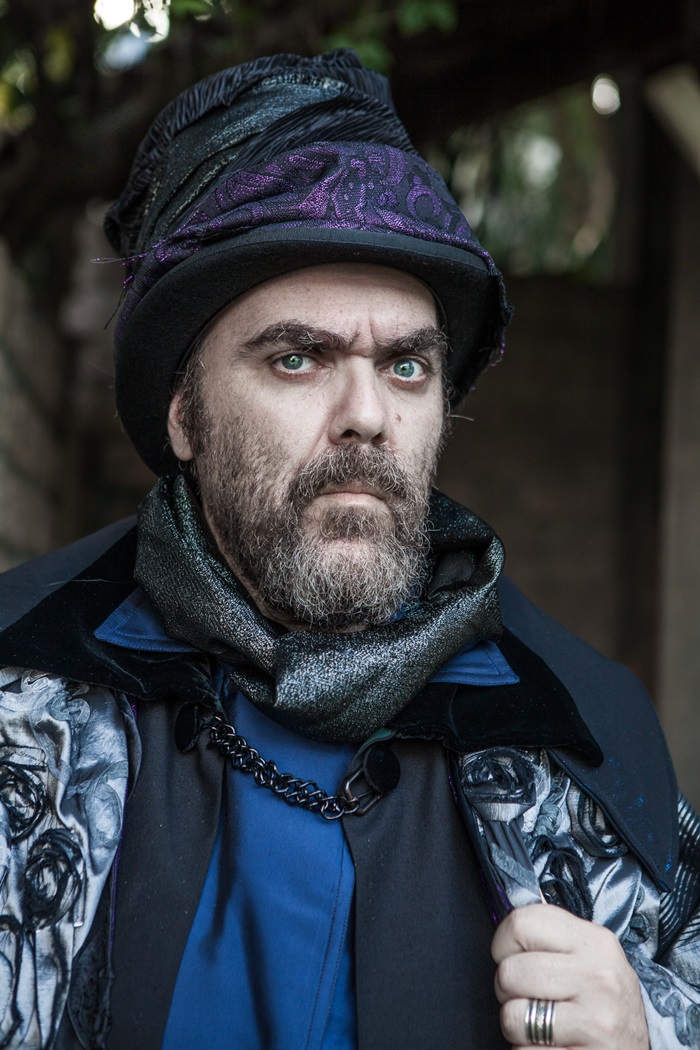 André Abujamra como "O Homem Bruxa".