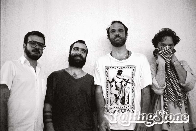 JUNTOS POR UM MOMENTO (Da esq. para a dir.) Bruno Medina, Rodrigo Barba, Marcelo Camelo e  Rodrigo Amarante. (No destaque) A diretora, Maria Ribeiro