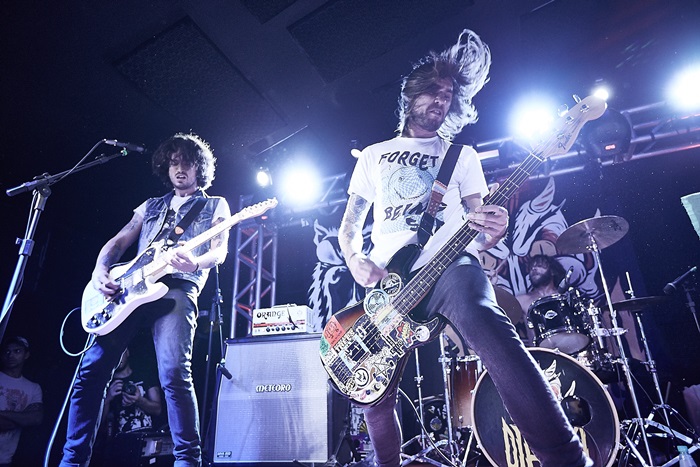 Veteranos da banda Merda promovem o rock em noite marcada pelas rodas de pogo.