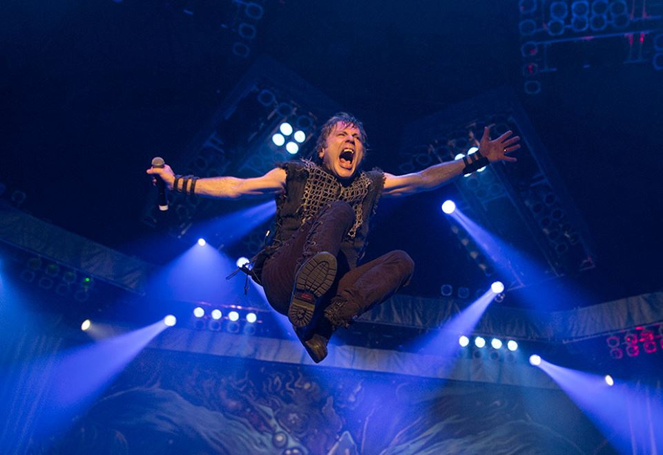 Bruce Dickinson em ação pelo Iron Maiden