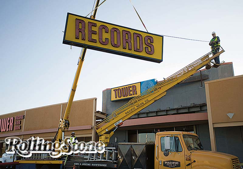 ADEUS  Uma das lojas da Tower Records, sendo fechada;