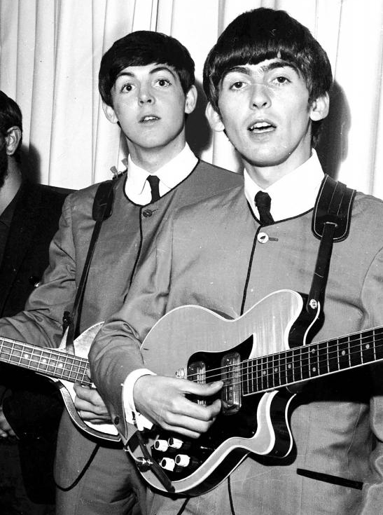 George Harrison com a guitarra Maton Mastersound, usada por ele em 1963
