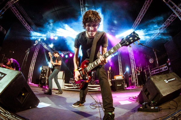 O grupo baiano Vivendo do Ócio tocou no Festival Bananada 2015