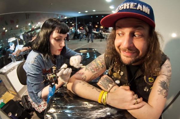 Kyle Thomas, também conhecido pelo pseudônimo de King Tuff, faz tatuagem durante o Festival Bananada 2015. O músico escolheu um coelho para se lembrar do quanto foram mágicos os dias que passou no Brasil.