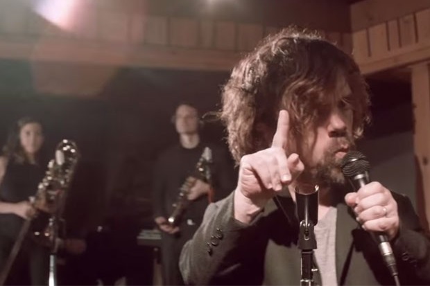 Peter Dinklage, o Tyrion de Game of Thrones, homenagia mortos da série em canção