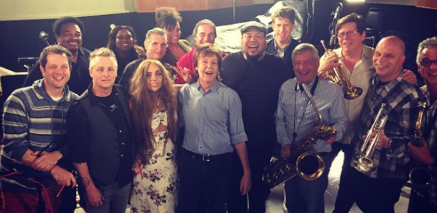 Lady Gaga, Paul McCarney e Mike McCready em estúdio de gravação.