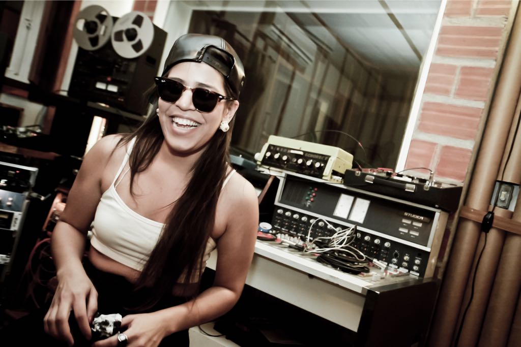 A rapper Flora Matos durante gravação da canção "Me Chama"