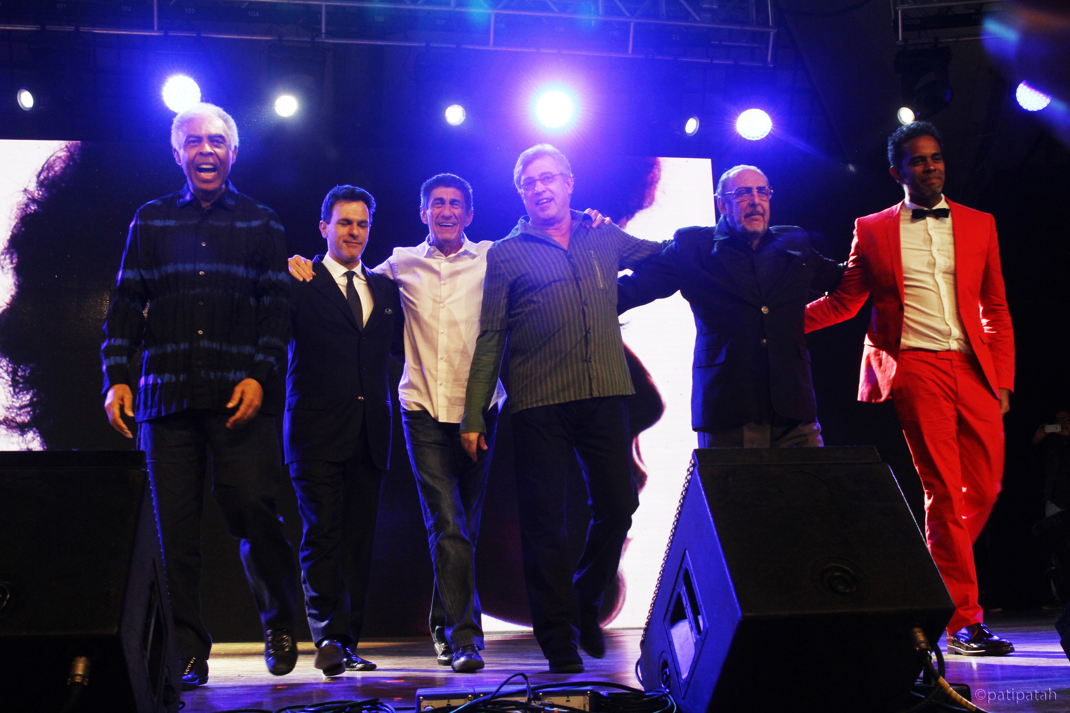 Cantores reunidos no palco do Anhembi