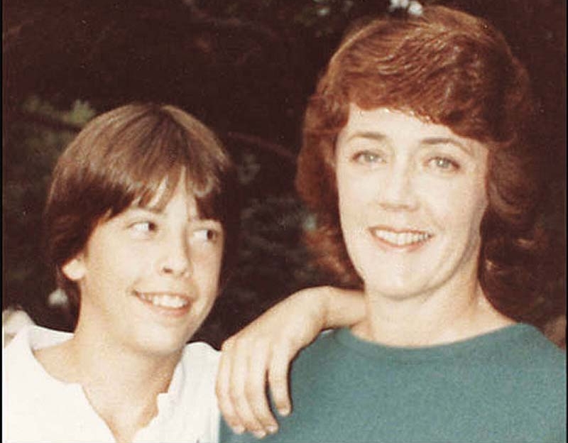 Dave Grohl, aos 13 anos, com a mãe, Virginia