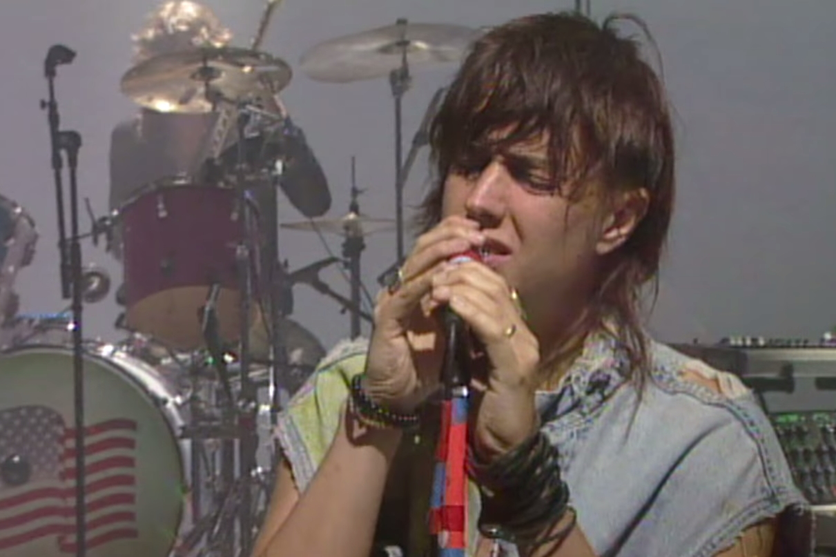 Julian Casablancas em cena do clipe de "Human Sadness"