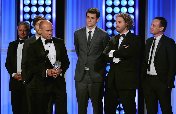 Elenco de Silicon Valley recebendo o prêmio de Melhor Série Cômica no Critics' Choice Television Awards 2015.