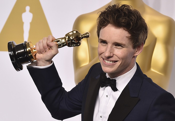Eddie Redmayne com o Oscar de Melhor Ator pelo papel em A Teoria de Tudo.